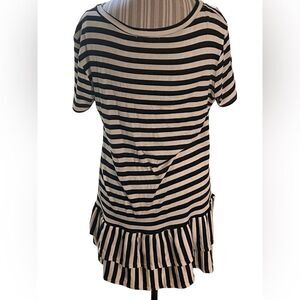 Vegetation size large short sleeved top ruffle accent excellent condition